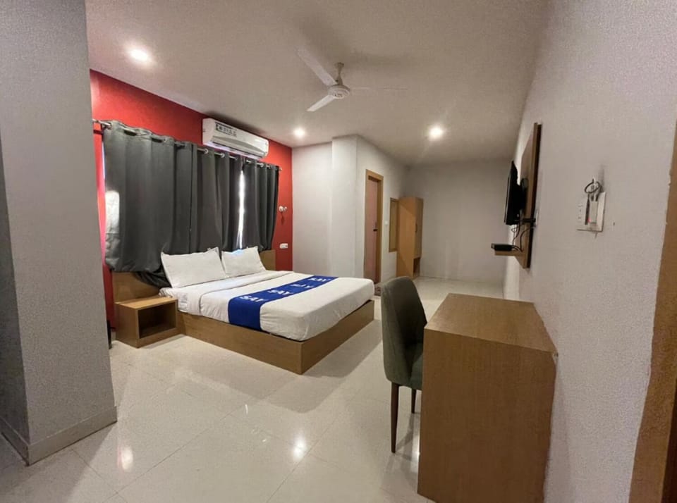 Deluxe Double Room | Desk, laptop workspace, iron/ironing board, WiFi (free)