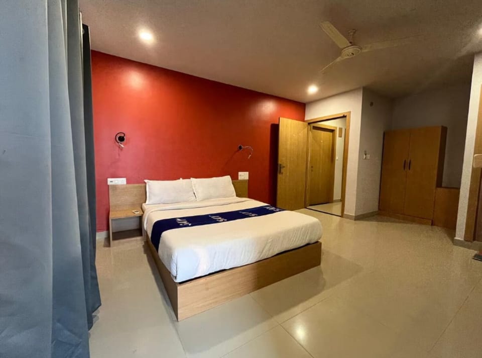 Deluxe Double Room | Desk, laptop workspace, iron/ironing board, WiFi (free)