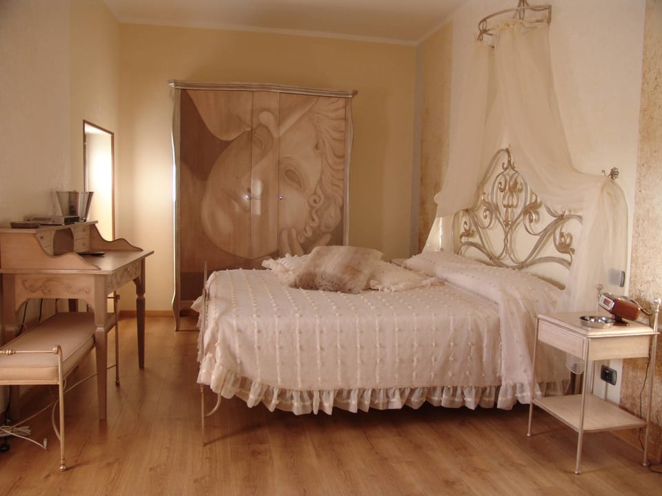 Deluxe Double Room, Garden View | Blackout drapes, iron/ironing board, WiFi (free)