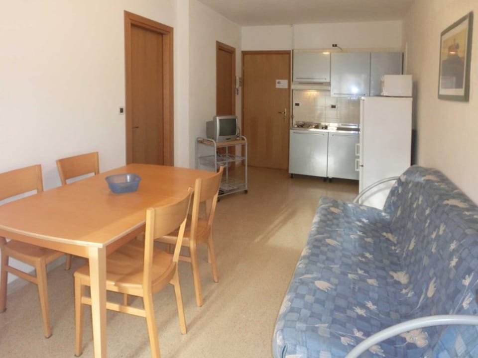 Apartment, 1 Bedroom, Balcony, City View | Dining room