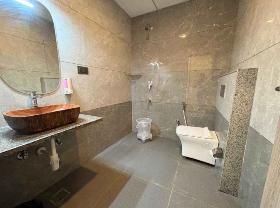 Deluxe Double Room | Bathroom | Free toiletries, soap, shampoo, toilet paper