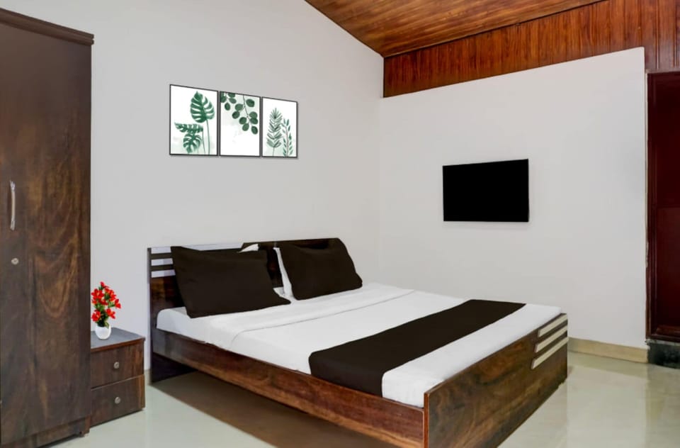 Deluxe Double Room | Desk, laptop workspace, iron/ironing board, WiFi (free)