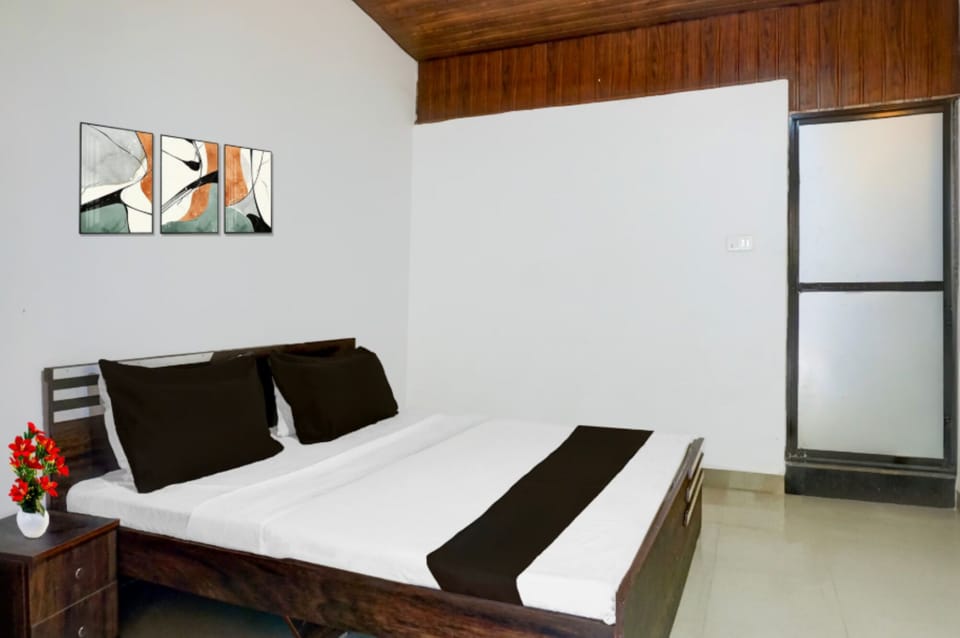 Deluxe Double Room | Desk, laptop workspace, iron/ironing board, WiFi (free)