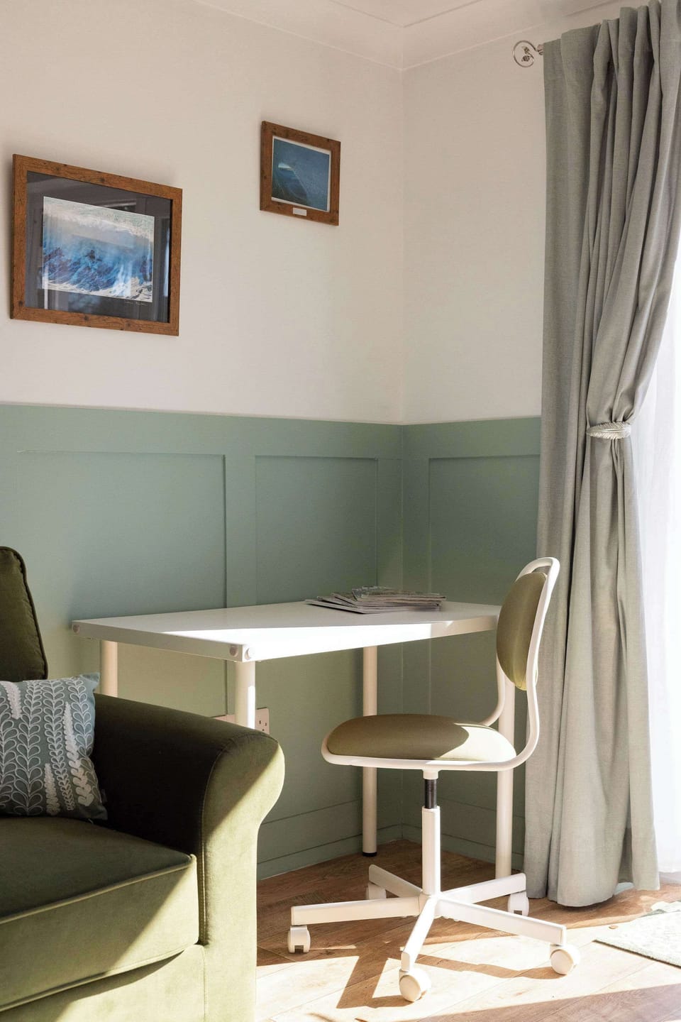 A handy dining nook adds flexibility for morning coffee, light meals or planning the day’s adventures.