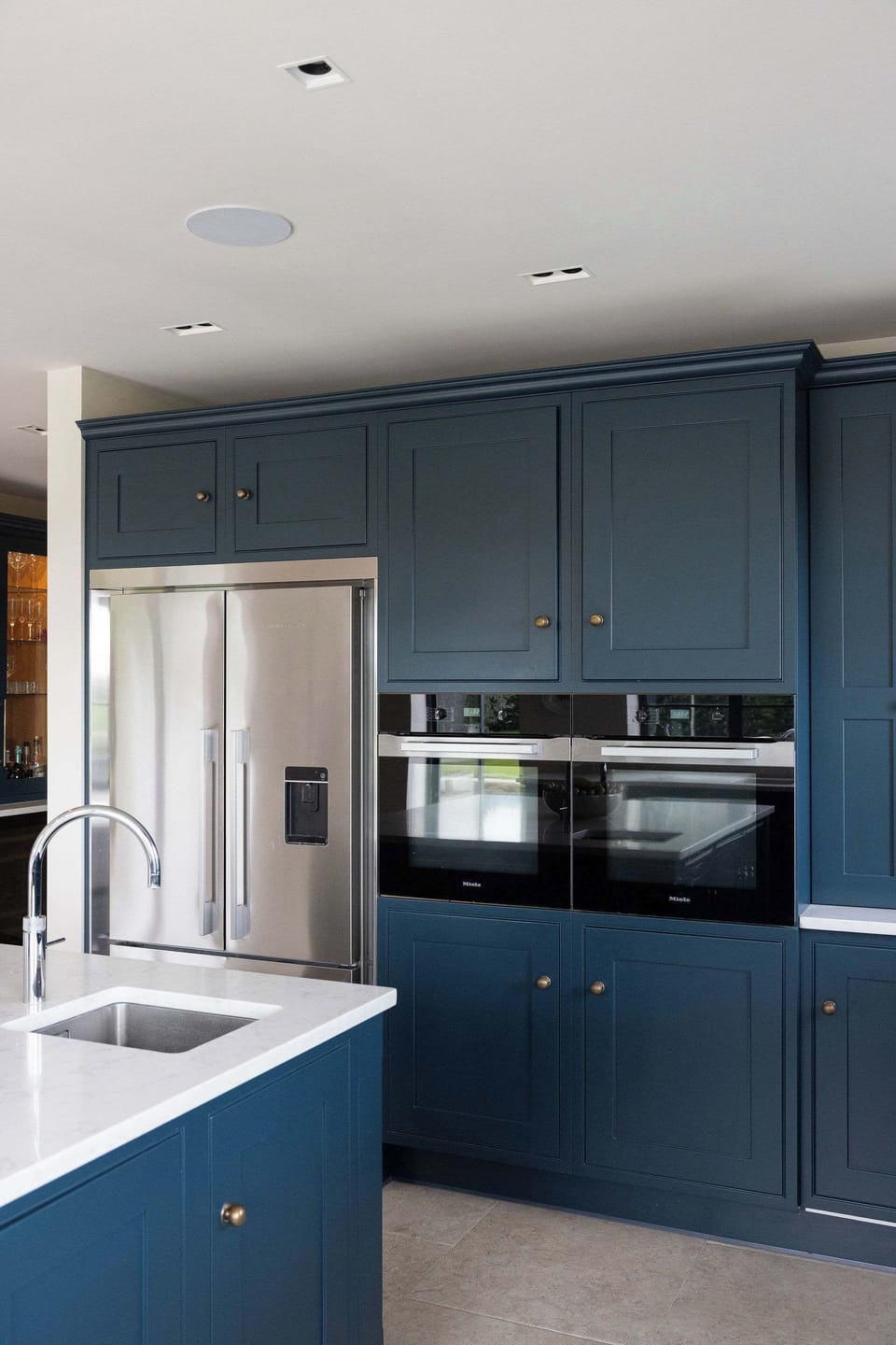 High-spec integrated appliances and sleek cabinetry make this kitchen perfect for effortless group cooking.