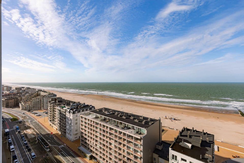 Luxury Seaview Stay With Free Private Parking Apartment in Ostend