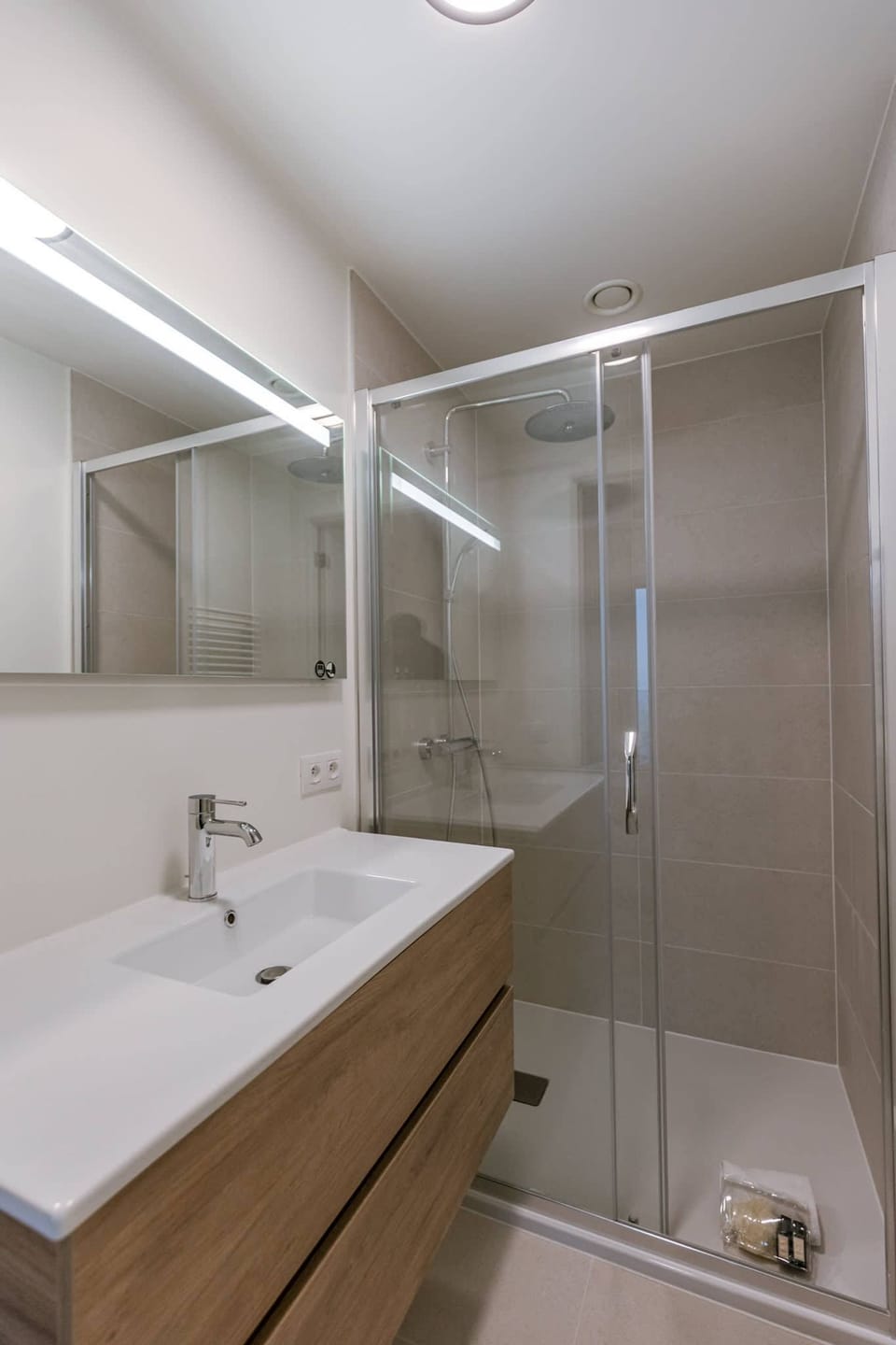 Luxury Seaview Stay With Free Private Parking Apartment in Ostend