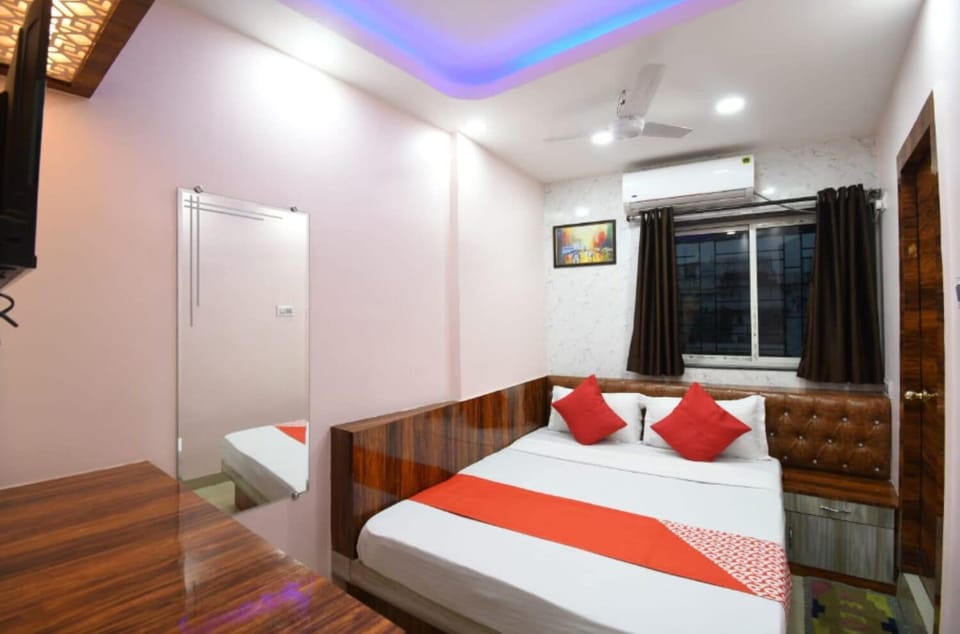 Deluxe Double Room, City View | Desk, laptop workspace, iron/ironing board, WiFi (free)