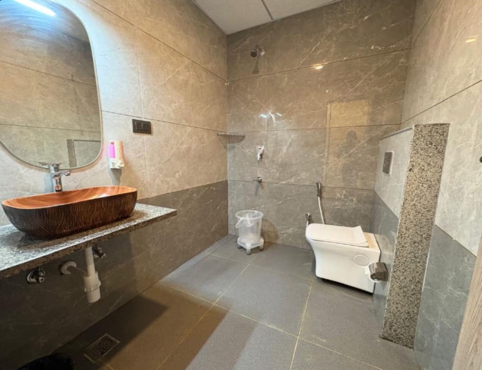 Deluxe Double Room, City View | Bathroom | Free toiletries, towels, soap, shampoo