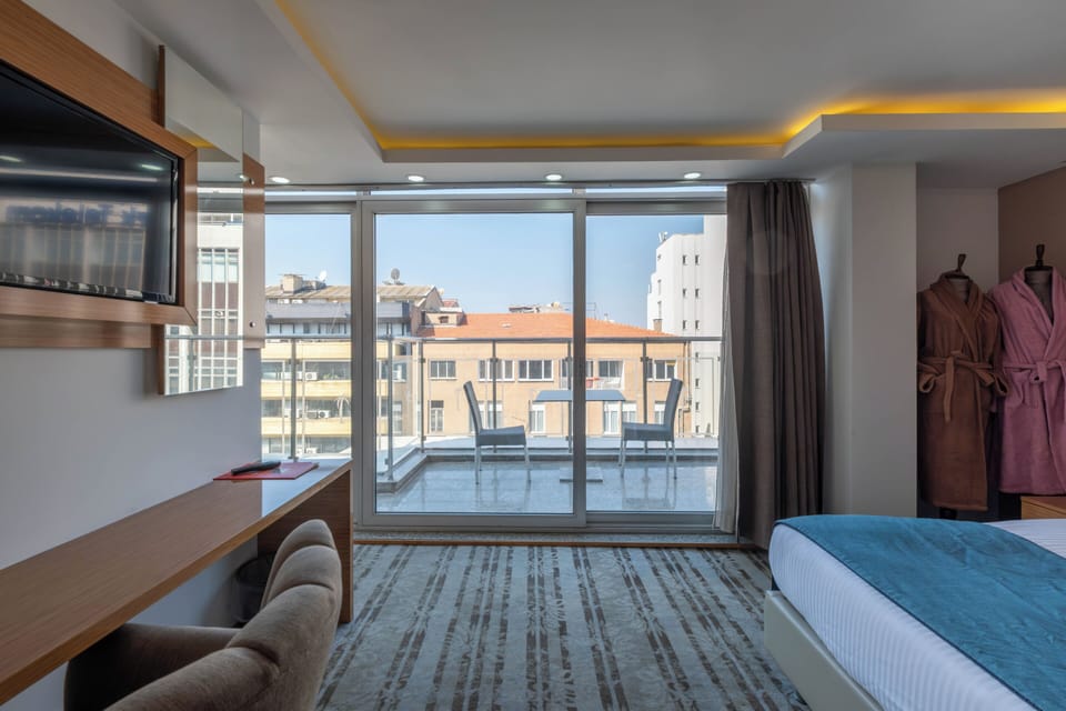 Deluxe Room Sea View | In-room safe, iron/ironing board, free WiFi