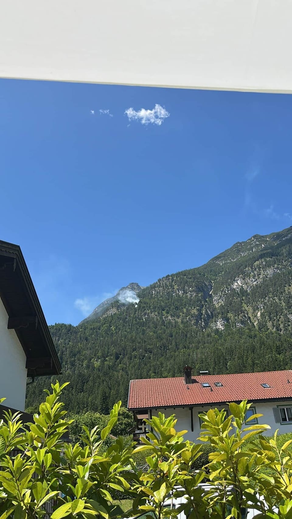 „Traumhaftes Alpenpanorama: Genießen Sie den direkten Blick auf die Garmischer Bergwelt direkt von Ihrem Balkon aus.“
