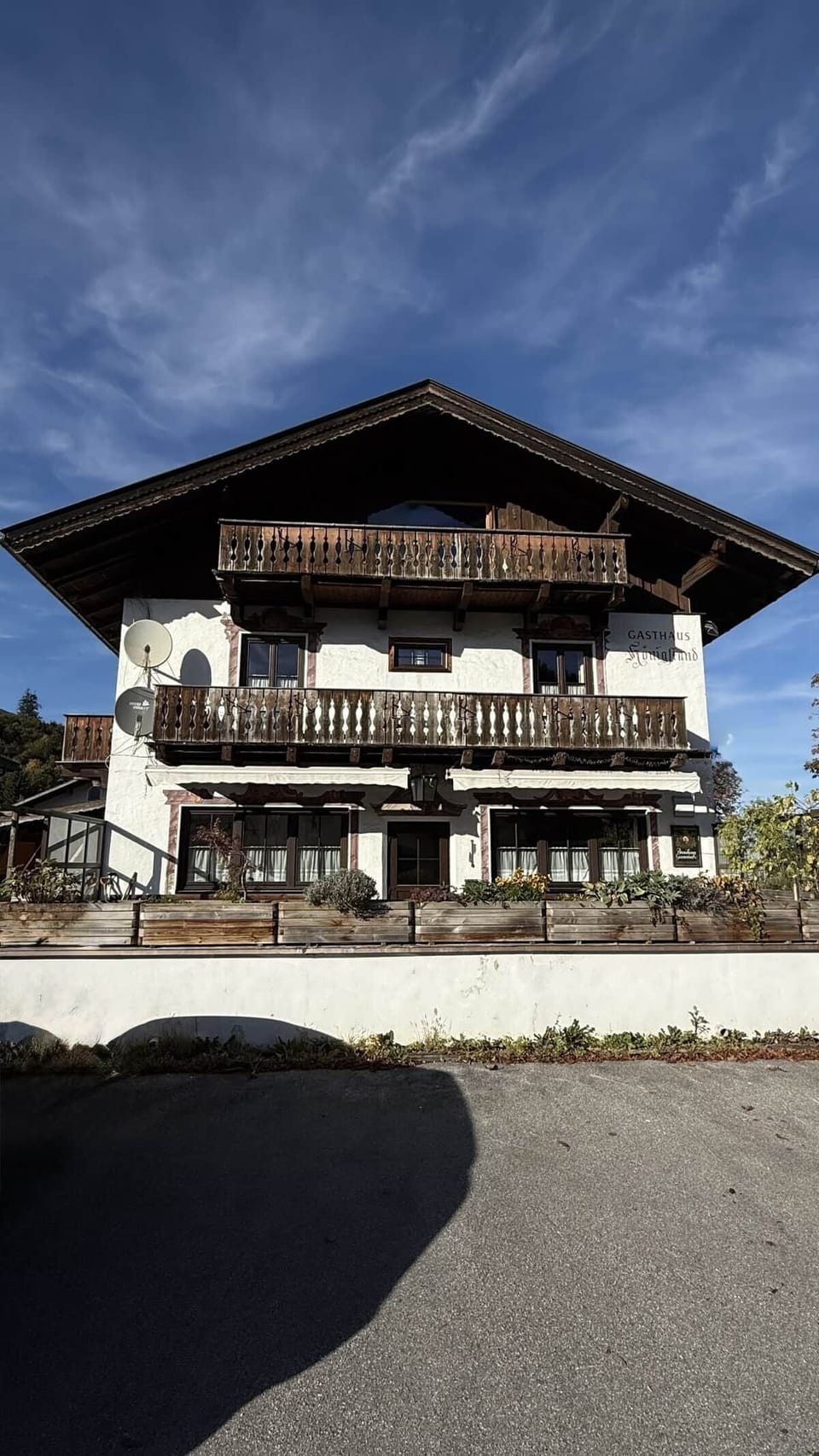„Historisches Gasthaus-Gebäude in sonniger Lage – heute exklusives Ferienhaus mit modernem Loft-Charakter und traumhaftem Bergblick.“