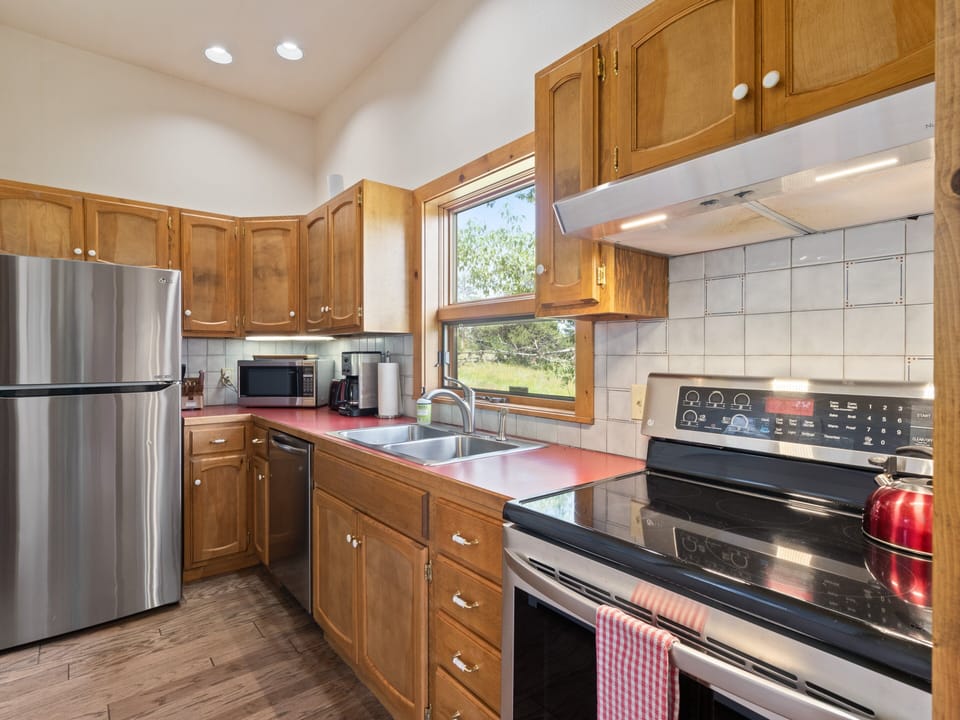 House, 2 Bedrooms | Private kitchen | Coffee/tea maker, fridge, oven, toaster