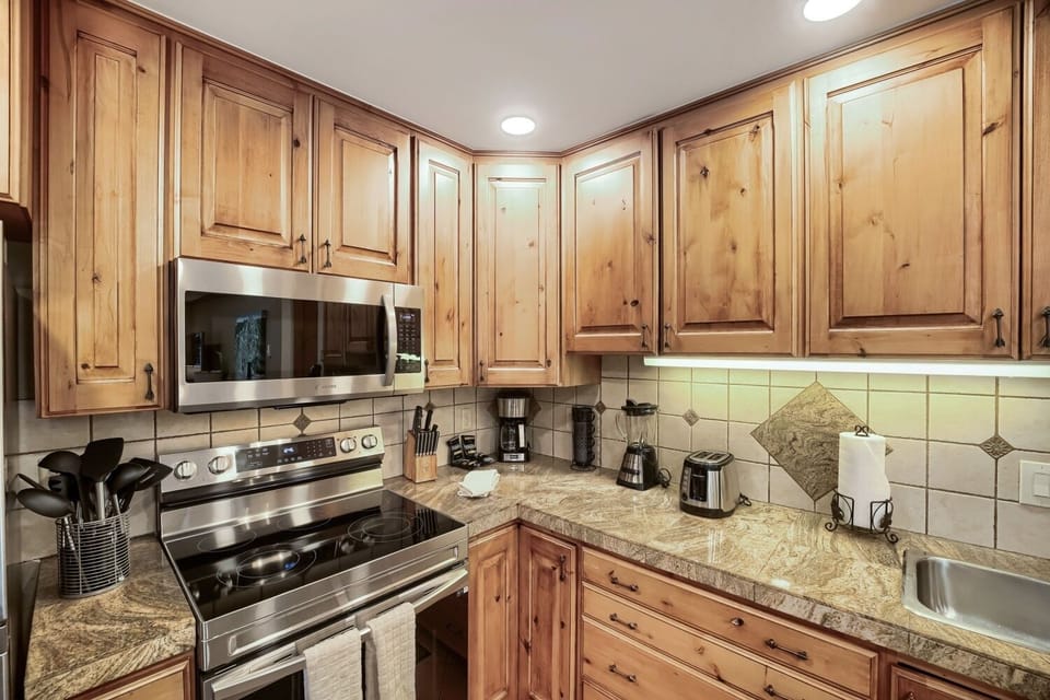 Condo, 3 Bedrooms | Private kitchen | Coffee/tea maker, fridge, oven, toaster