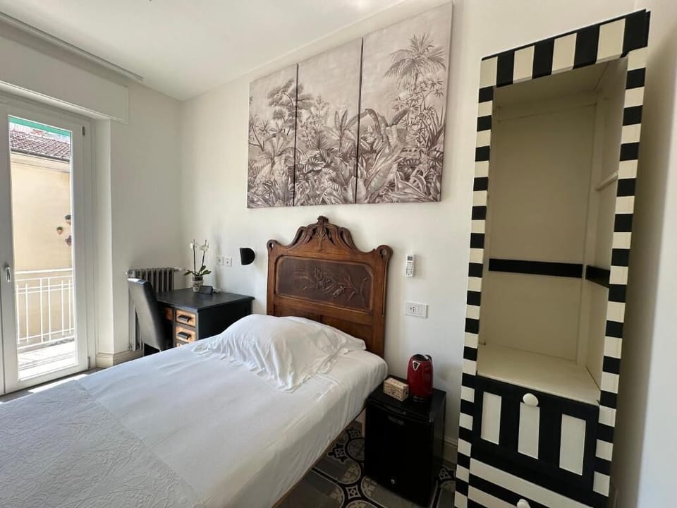 In-room safe, soundproofing, iron/ironing board, free WiFi