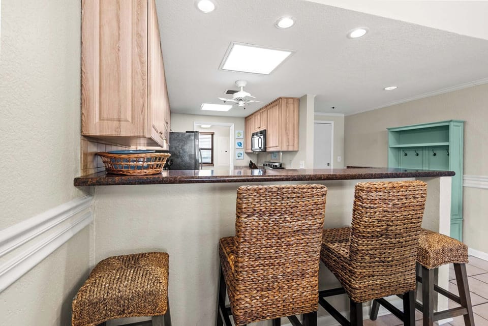 Eat-in kitchen bar seating