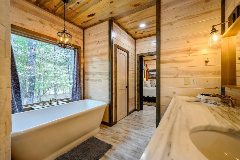 Drift Inn 3bdr w/ Hot Tub Cabin in Broken Bow