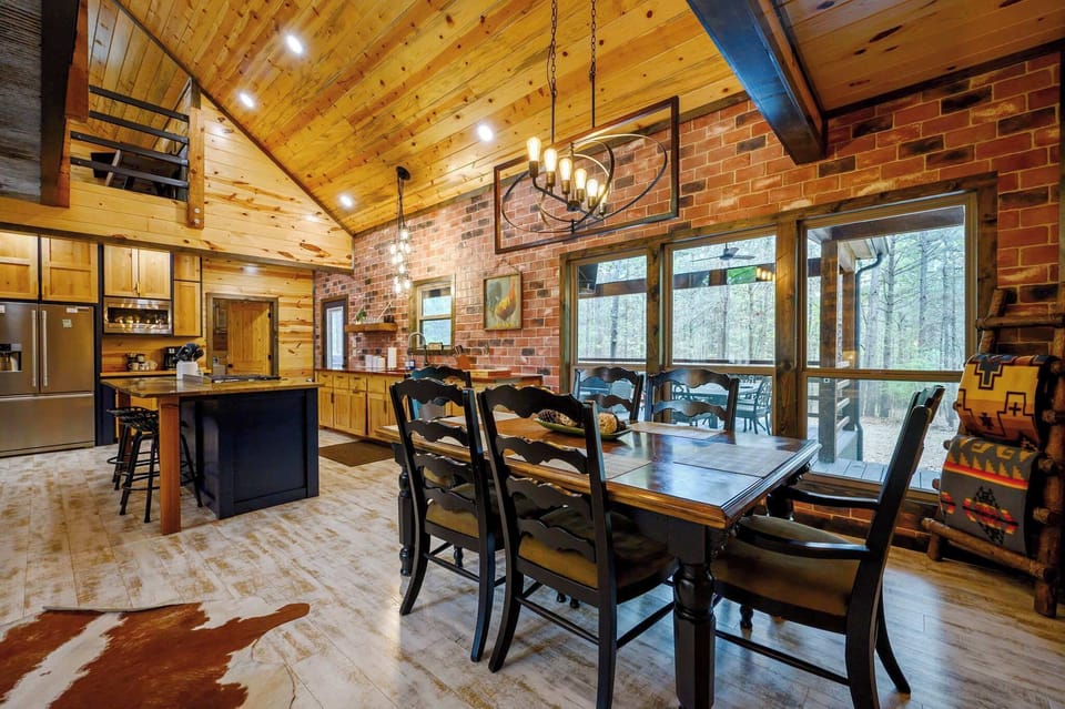 Cabin, Multiple Beds, Hot Tub, Mountain View (Drift Inn) | Dining