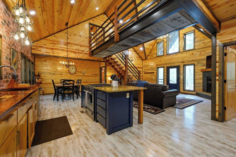 Cabin, Multiple Beds, Hot Tub, Mountain View (Drift Inn) | Interior