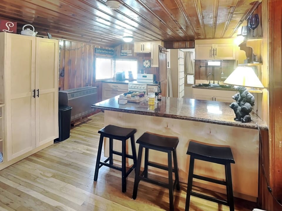 Full Kitchen - Countertop Seating For 3
