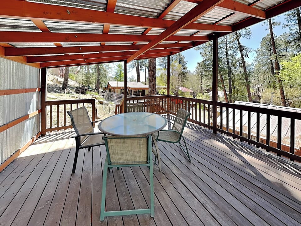 Covered Deck w/ Outdoor Seating for 4