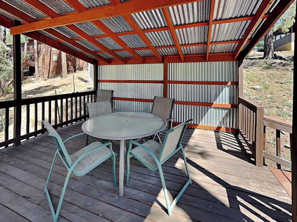 Covered Deck w/Outdoor Seating for 4