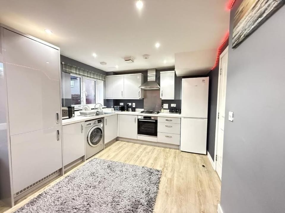 House, 3 Bedrooms | Laundry