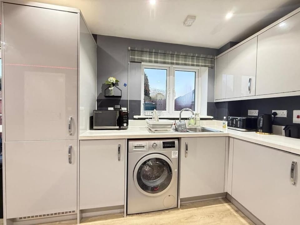 House, 3 Bedrooms | Laundry