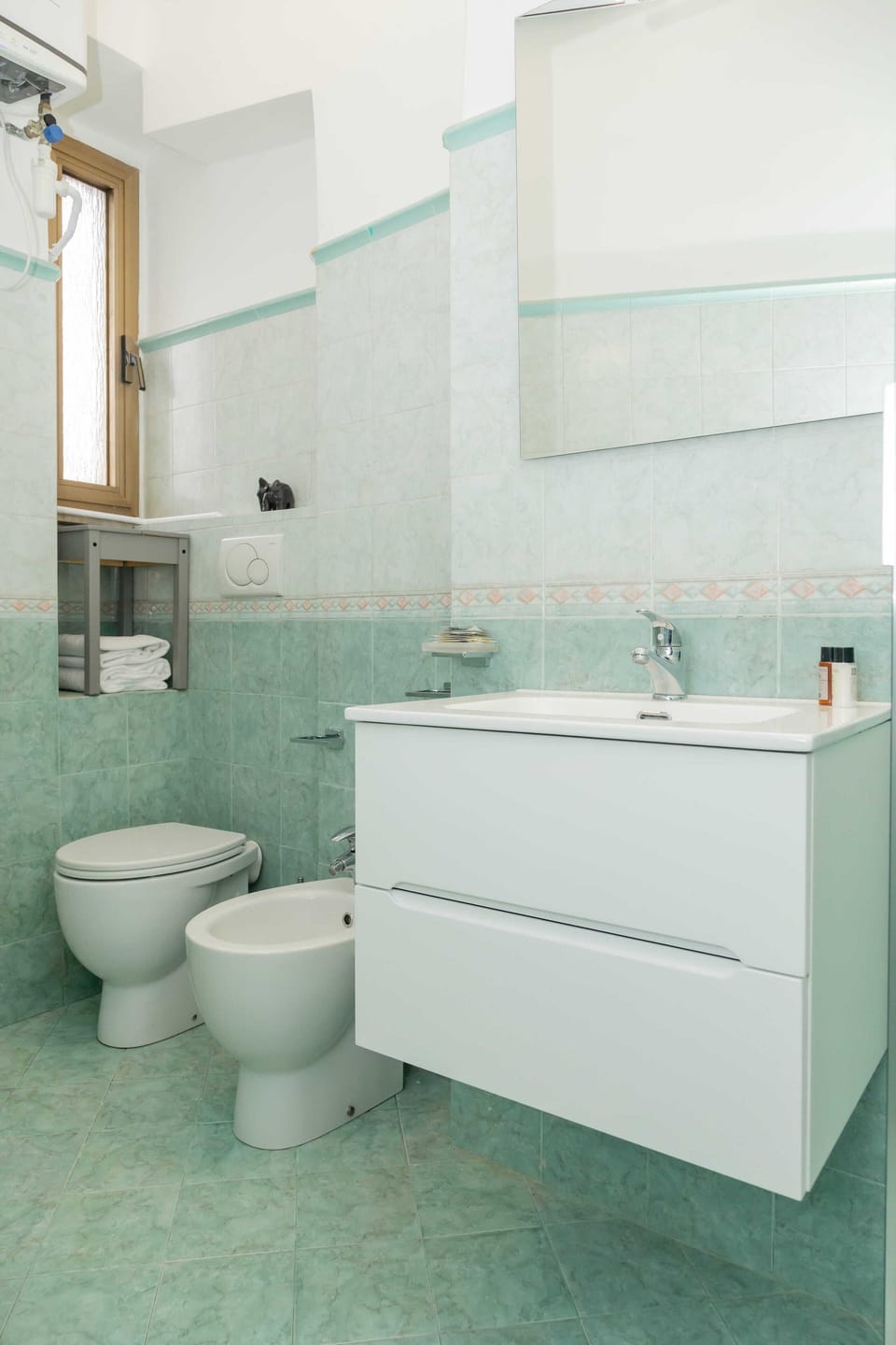 Comfort Apartment, City View | Bathroom | Shower, free toiletries, hair dryer, towels
