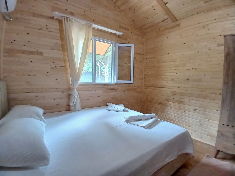 Classic Bungalow, Non Smoking, Garden View | Minibar, free WiFi, bed sheets