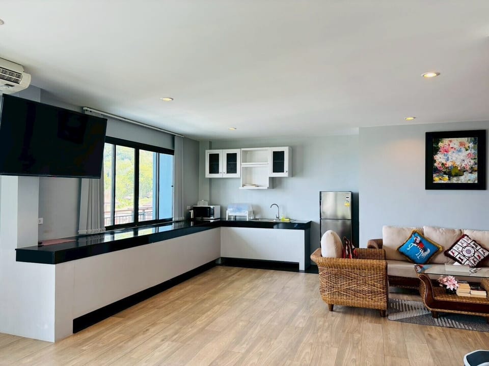 Apartment, 3 Bedrooms, Accessible, Smoking | Living room