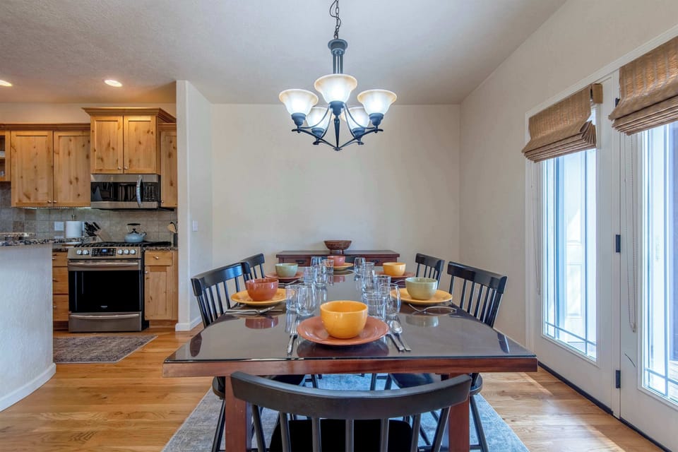 A simple, inviting space made for slow mornings and easy dinners