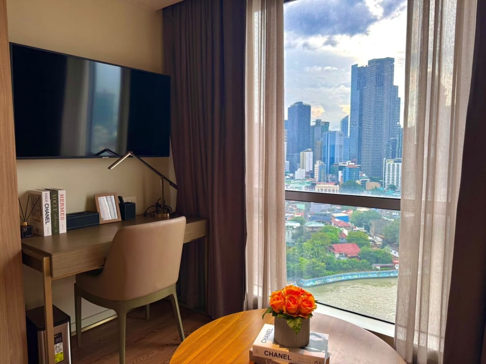 Signature Room, Kitchen, City View | Individually decorated, individually furnished, desk, laptop workspace