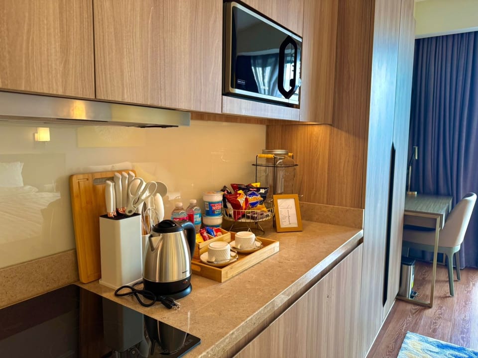 Signature Room, Kitchen, City View | Private kitchen | Fridge, microwave, stovetop, electric kettle