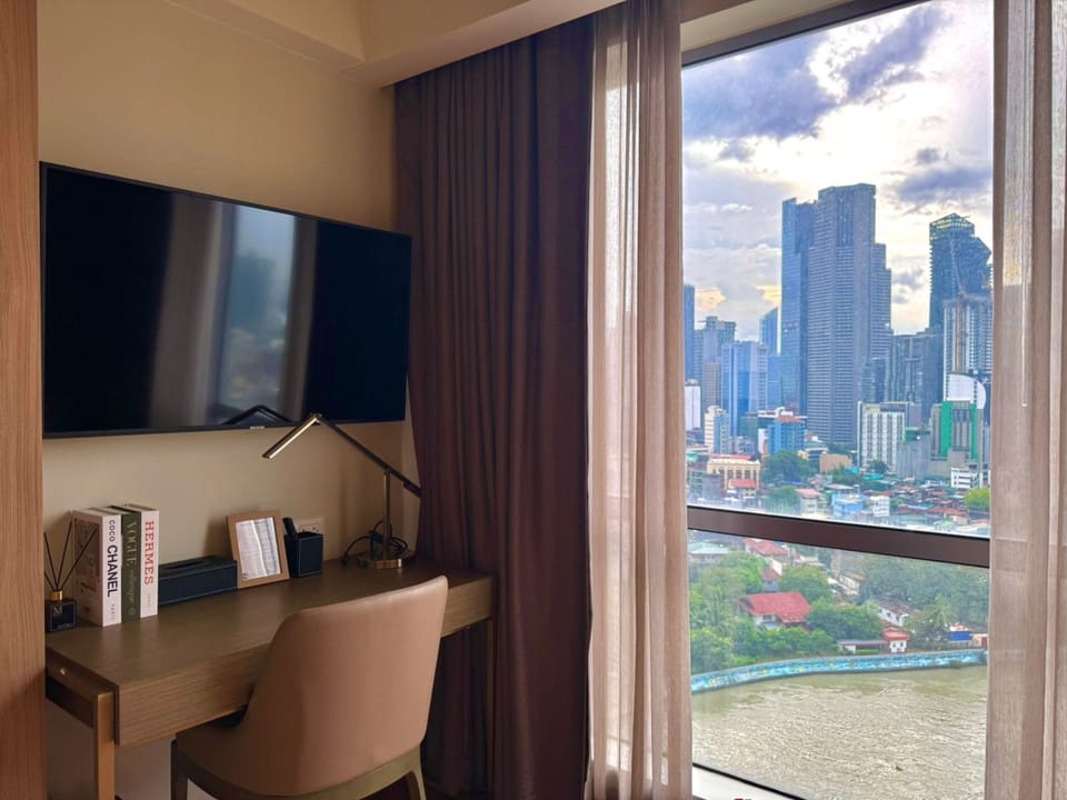 Signature Room, Kitchen, City View | Individually decorated, individually furnished, desk, laptop workspace