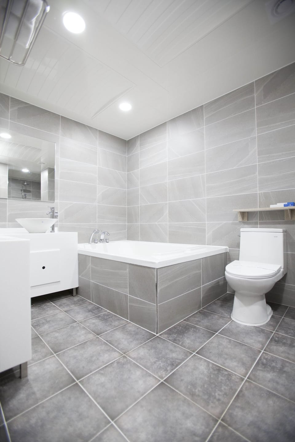 Deluxe Studio Suite, 1 King Bed, Non Smoking | Bathroom | Hair dryer, bathrobes, towels, soap