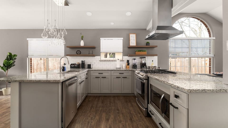 Fully Equipped Kitchen, for chefs and doordashers!