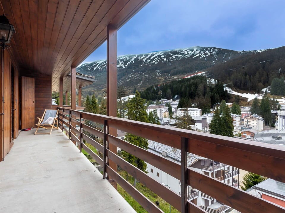 Wood, Balcony, Handrail, Wood Stain, Hardwood, Porch, Plank, Baluster, Deck