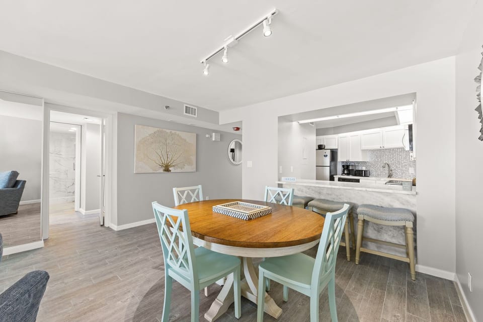 Dining Area and Breakfast Bar