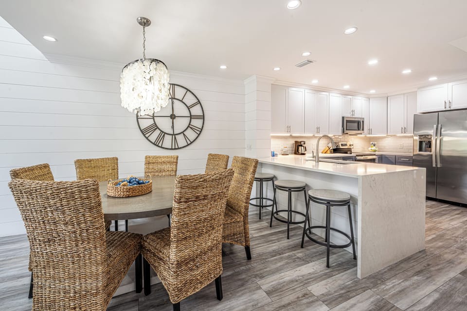 Dining Area and Breakfast Bar