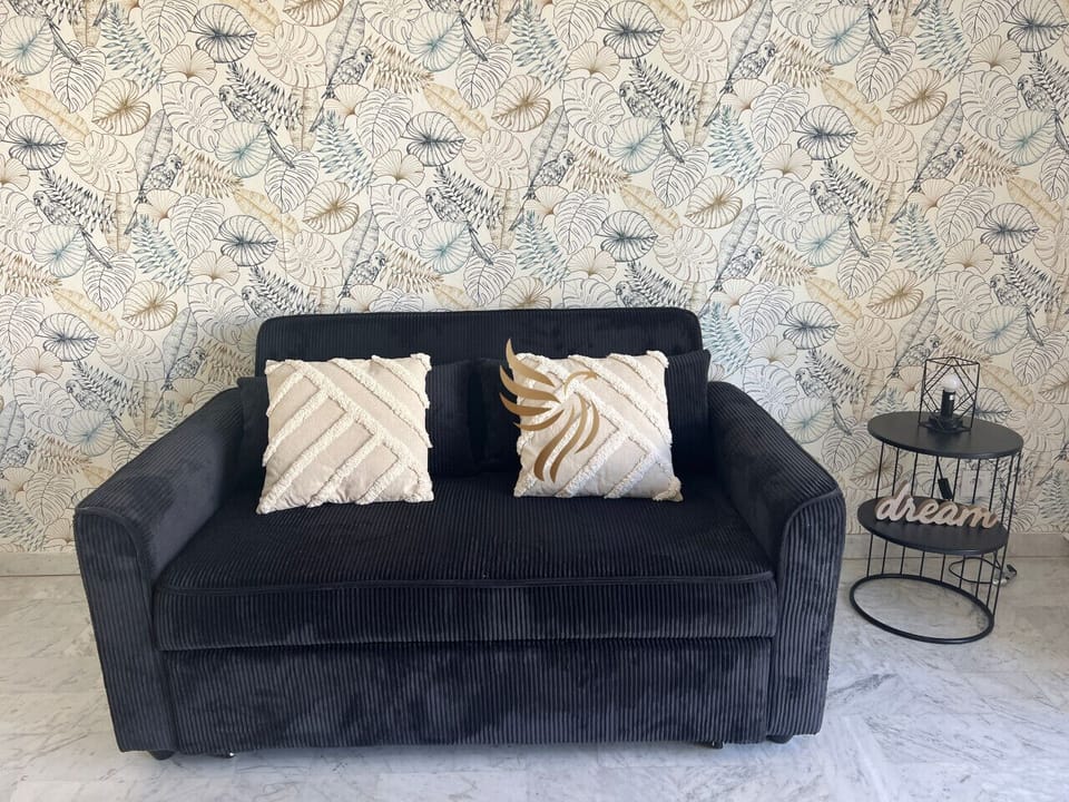 Salon cosy avec décoration soignée, créant une atmosphère chaleureuse et accueillante
