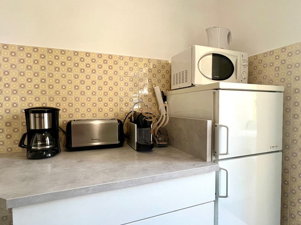 Cuisine équipée fonctionnelle avec tout le nécessaire pour cuisiner en toute simplicité