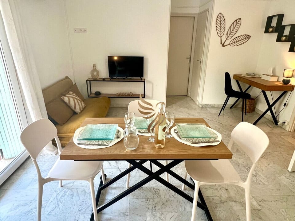 Espace repas convivial ouvert sur le salon, idéal pour partager des moments chaleureux après une journée à la plage