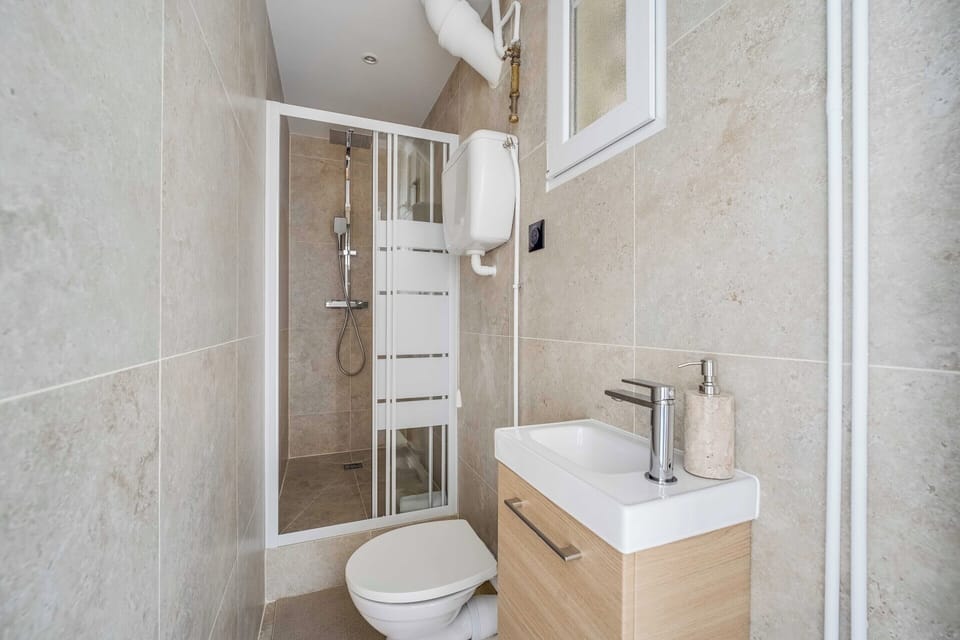 Apartment | Bathroom | Hair dryer, towels, shampoo