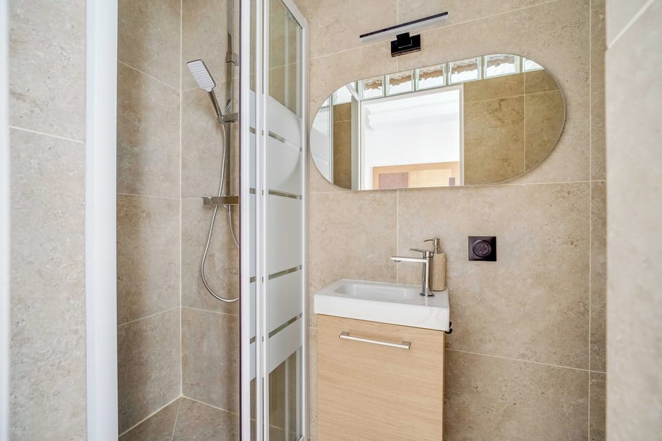 Apartment | Bathroom | Hair dryer, towels, shampoo