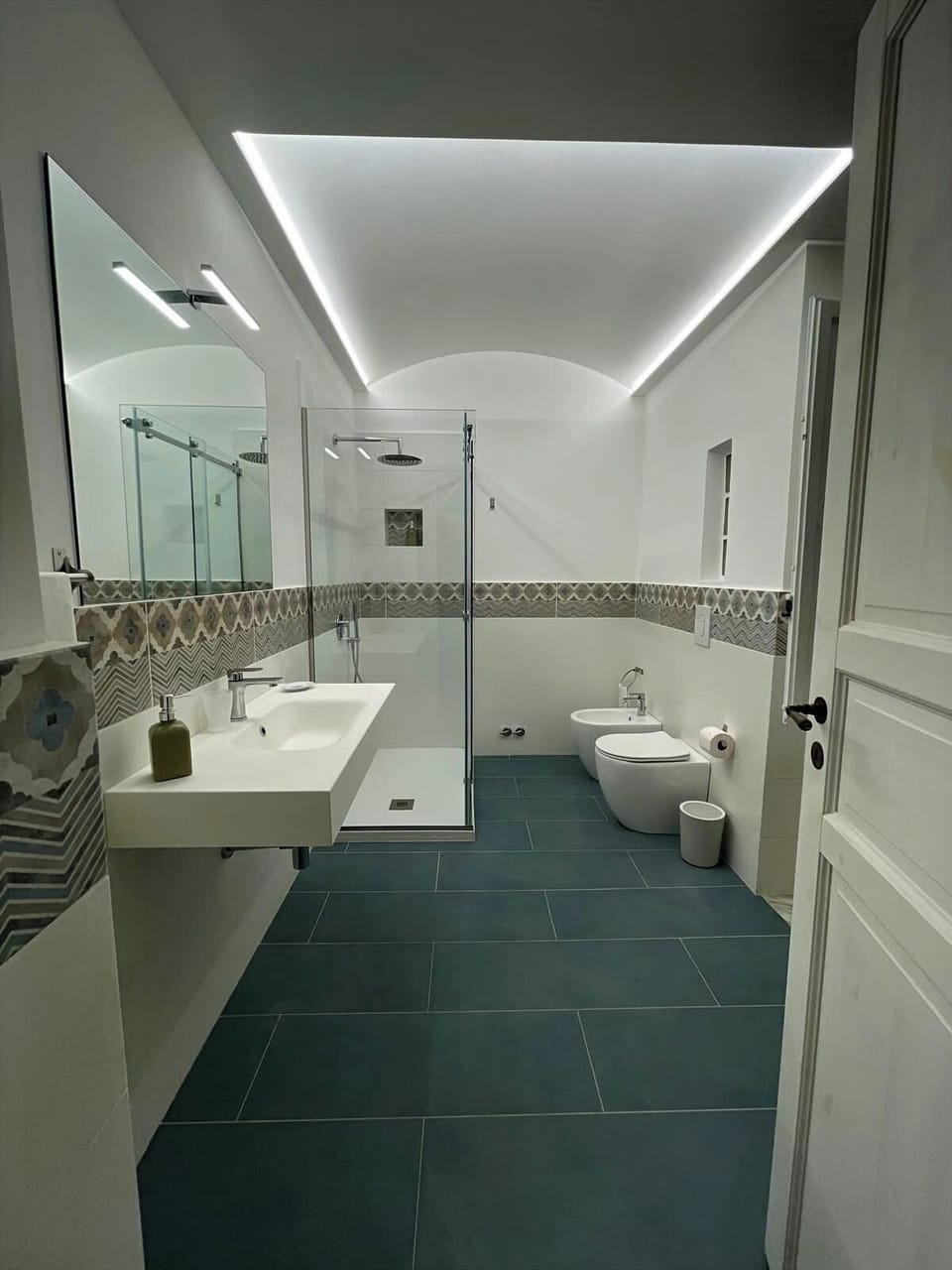 Standard Double Room, Courtyard View | Bathroom | Shower, hair dryer, bidet, towels