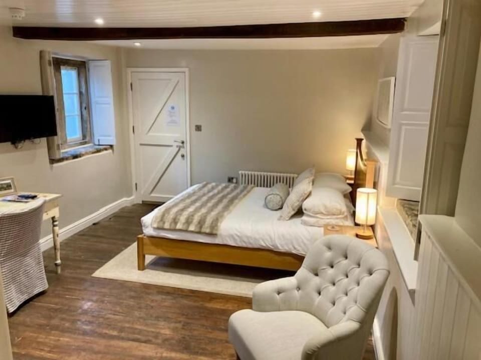 Deluxe Double Room | Iron/ironing board, free WiFi