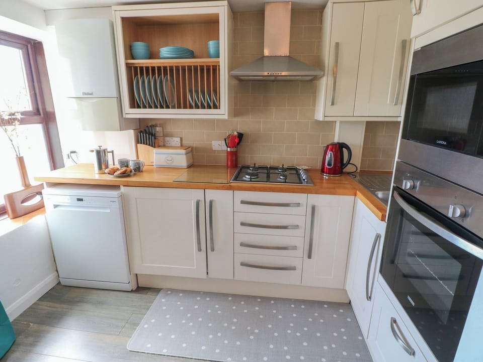 Dishwasher, cookware/dishes/utensils