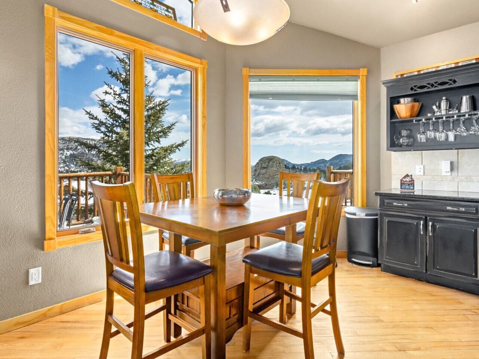 Comfortable dining table overlooking the mountain scenery