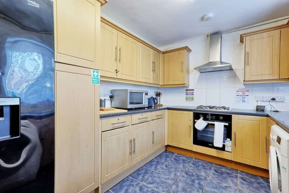 Our country-style kitchen is fully equipped with a cooker, toaster, kettle, and plenty of cooking essentials — perfect for preparing hearty breakfasts or relaxed evening meals.